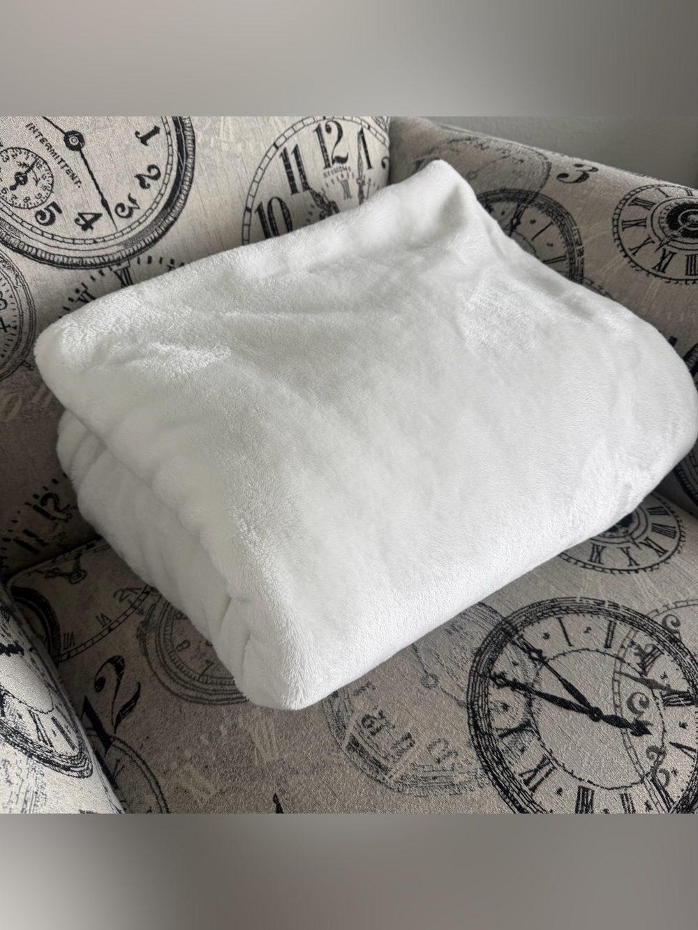 Nicole Miller Home White 100% Polyester Blanket 60” x 70”